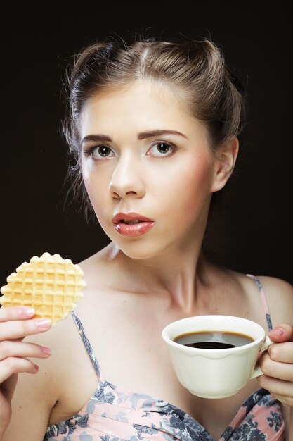 Vrouw met koffie en koekjes