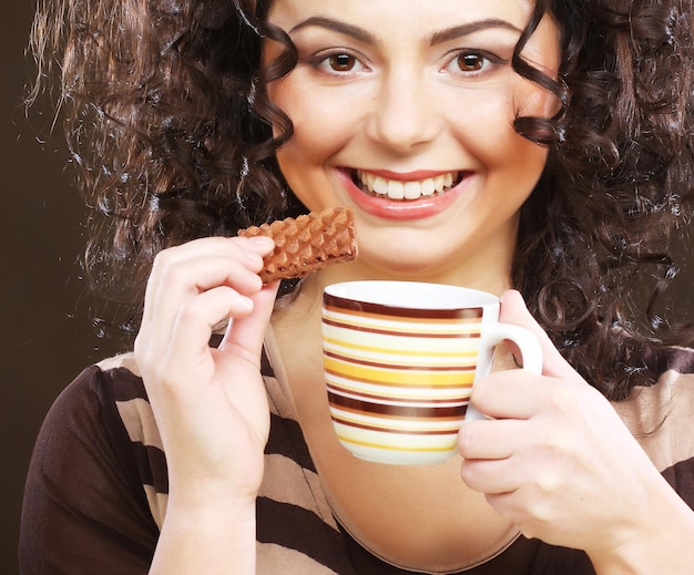 Vrouw met koffie en koekjes