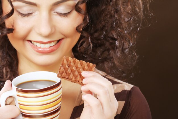 Vrouw met koffie en koekjes