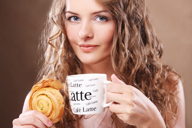 Vrouw met koffie en koekjes