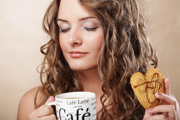 Vrouw met koffie en koekjes