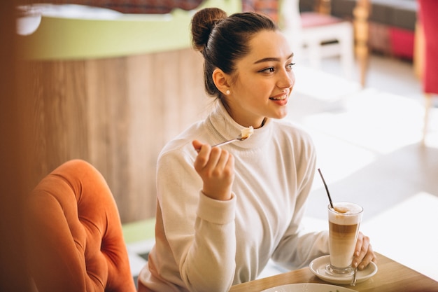 Vrouw met koffie in een café