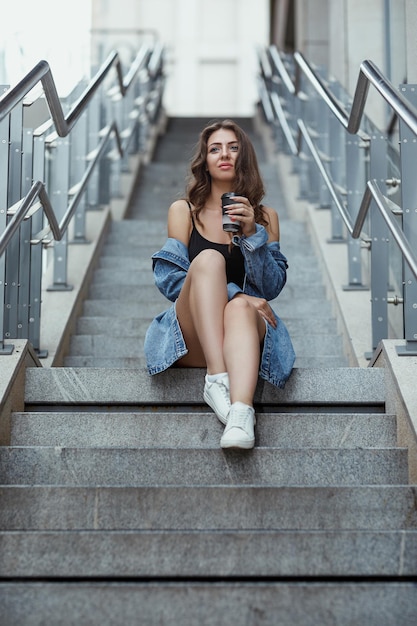 Vrouw met koffie op de straat