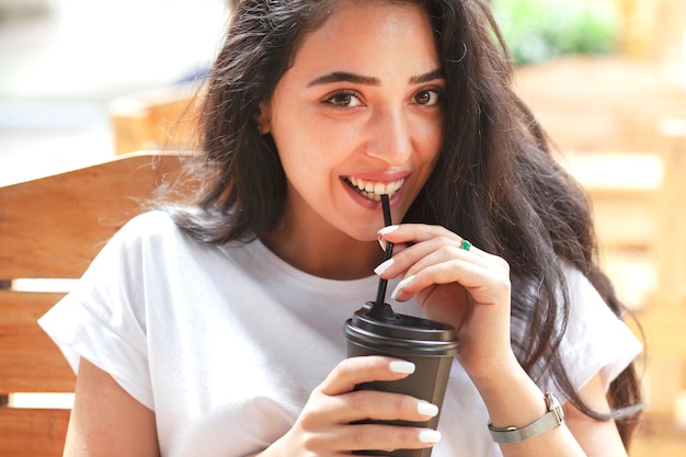 Vrouw met koffie op straat