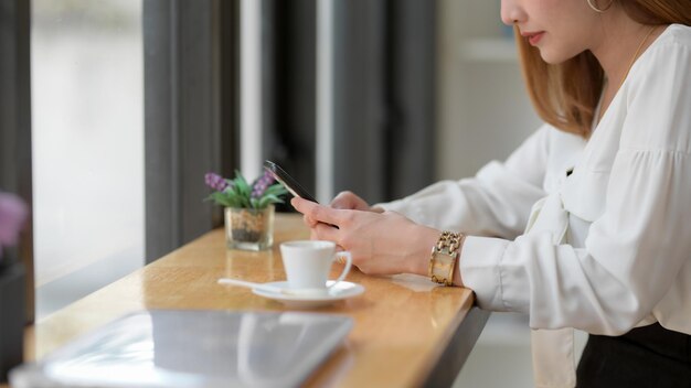 Vrouw met koffiebeker op tafel