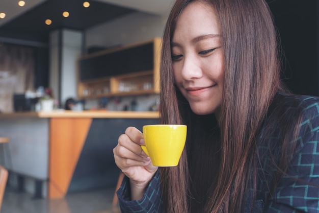 Vrouw met koffiekopje