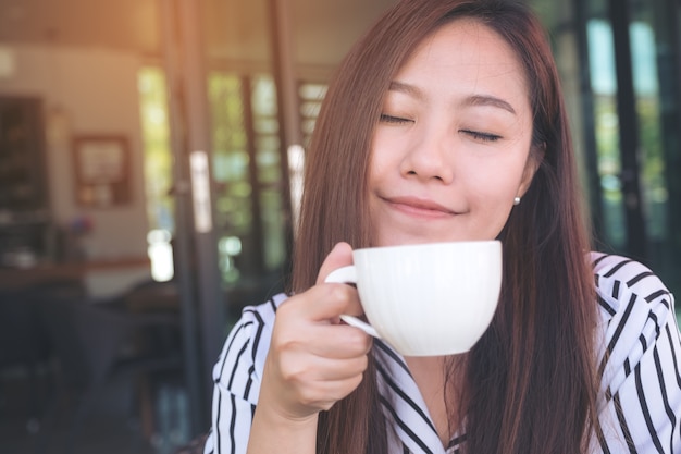 Vrouw met koffiekopje