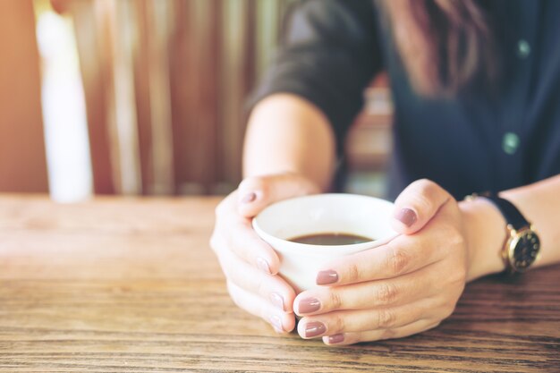 Vrouw met koffiekopje