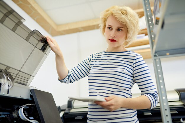 Vrouw met kopieermachine