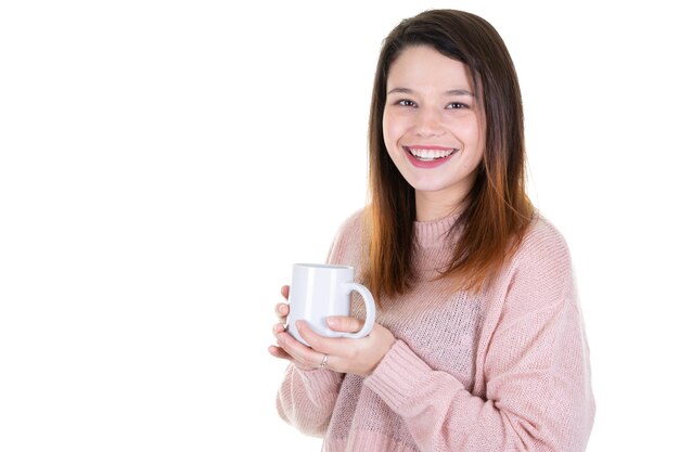 Vrouw met kopje koffie smilinh gelukkig in lege kopie ruimte achtergrond