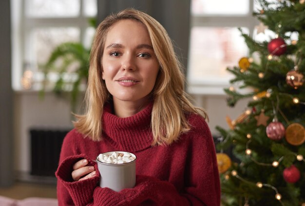 Vrouw Met Kopje Zoete Koffie