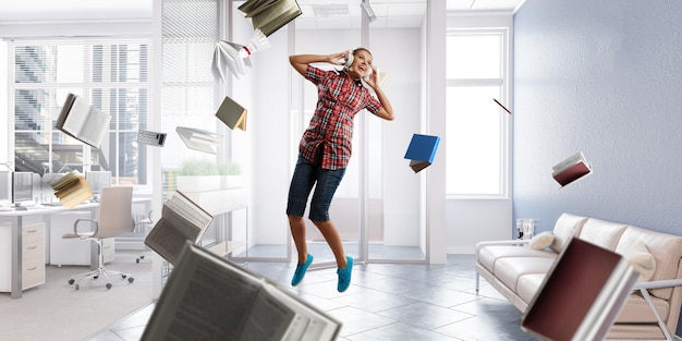 Vrouw met koptelefoon springen. Gemengde media