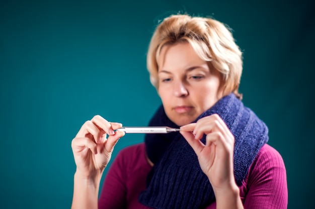 Vrouw met kort blond haar kreeg griep en meette temperatuur. mensen, gezondheidszorg en geneeskundeconcept