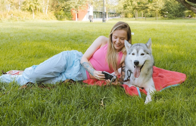 Vrouw met labrador, jonge vrouw met lachende corgi-puppy,