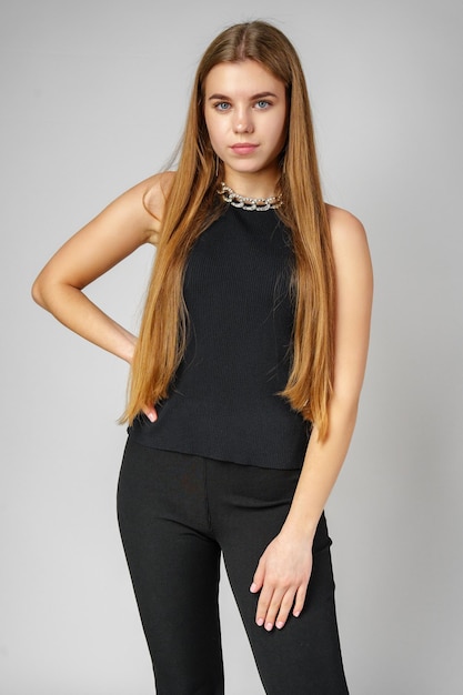 Vrouw met lang haar in zwarte broek en top