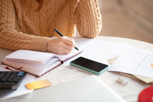 Vrouw met lang haar na te denken over haar werk