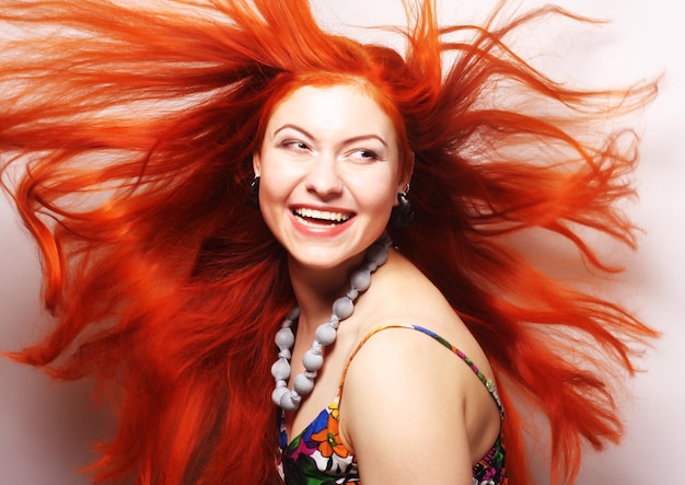 Vrouw met lang stromend rood haar
