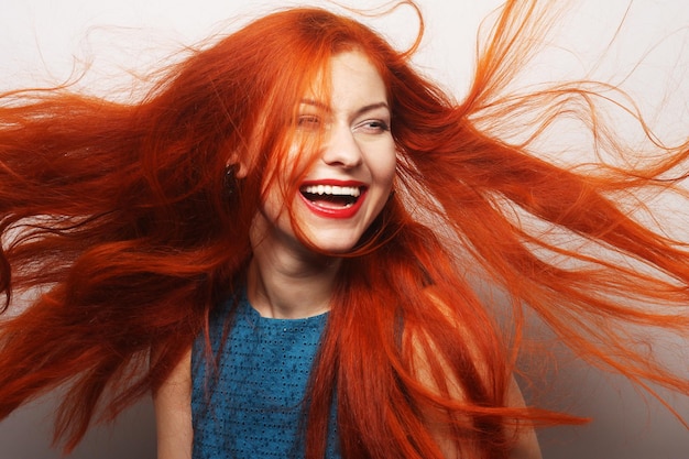 Vrouw met lang stromend rood haar