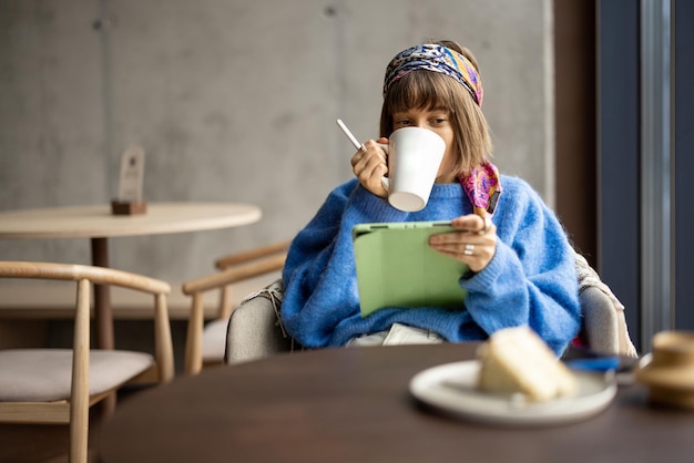 Vrouw met laptop bij koffiewinkel