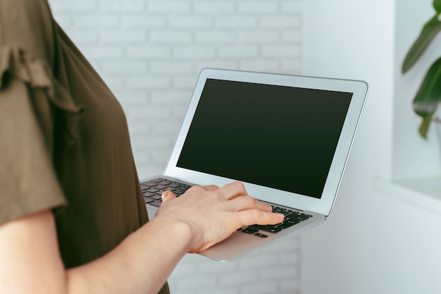 Vrouw met laptop, binnenshuis