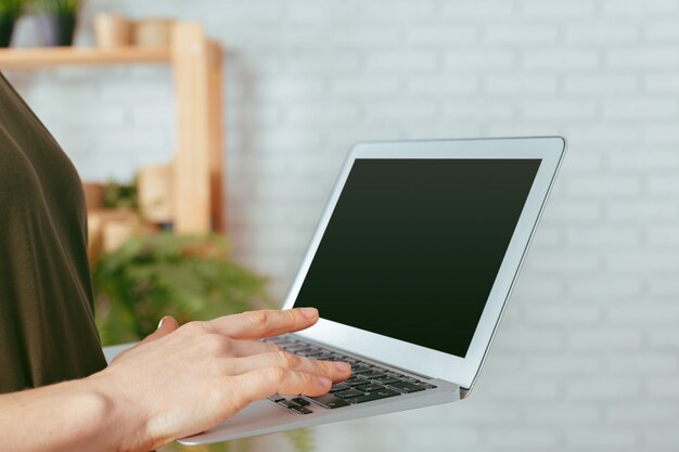 Vrouw met laptop, binnenshuis