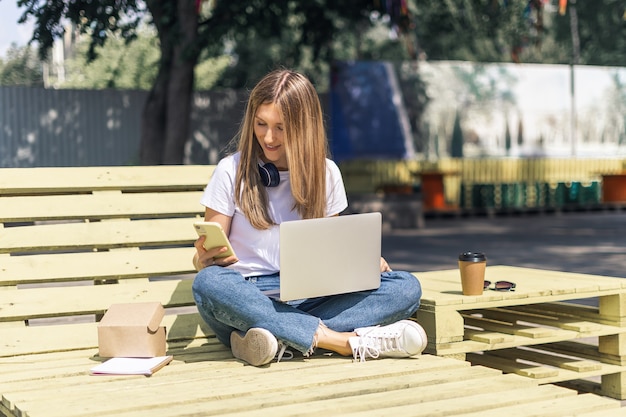 vrouw met laptop buitenshuis