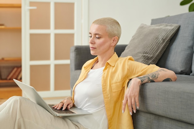 Vrouw met laptop die thuis rust
