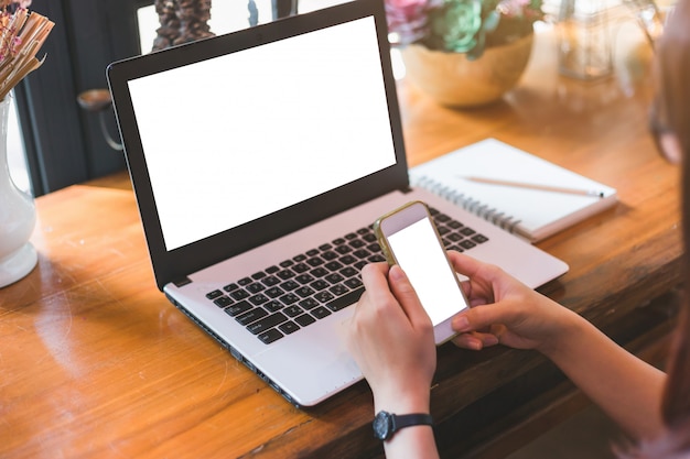 vrouw met laptop en smartphone