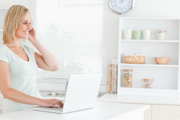 Vrouw met laptop en telefoon