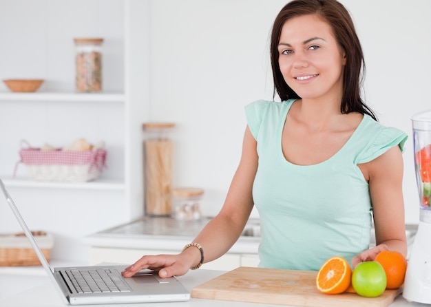 Vrouw met laptop en vruchten