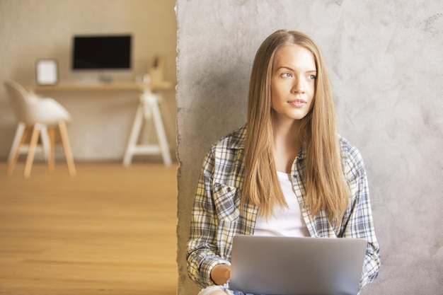 Vrouw met laptop op verdieping