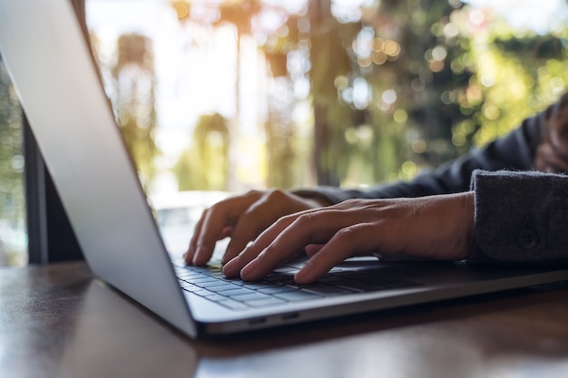 vrouw met laptop