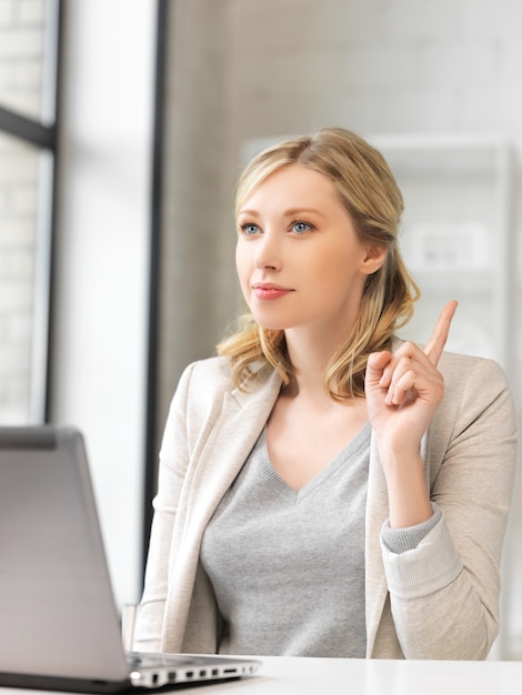 vrouw met laptopcomputer en vinger omhoog