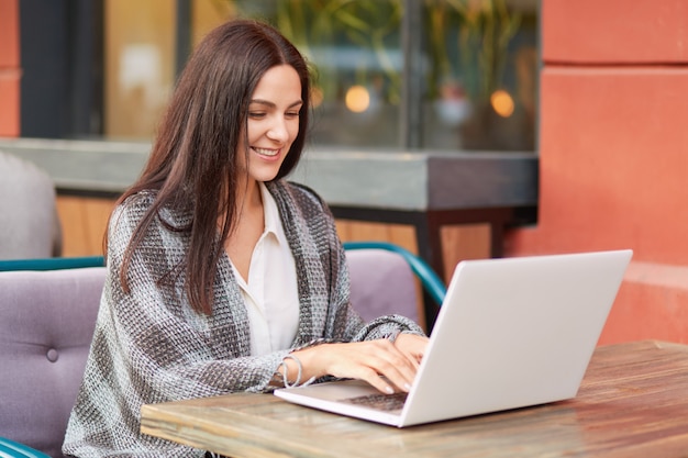 Vrouw met laptopcomputer in café