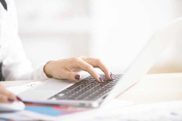 Vrouw met laptopzijde