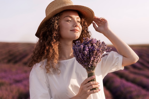 Vrouw met lavendel medium shot