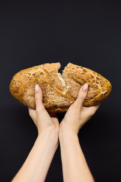 Vrouw met lekker vers brood close-up