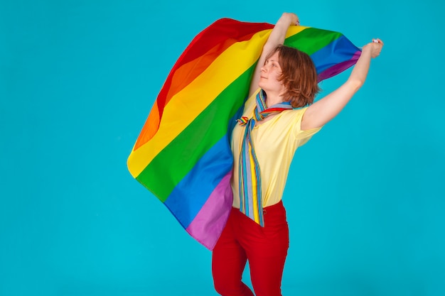 Vrouw met LGBT-vlag