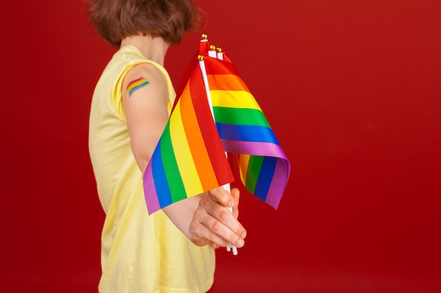 Vrouw met lgbt-vlag