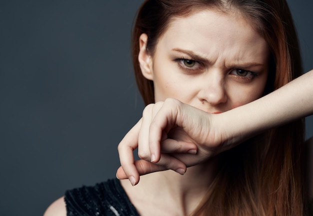 Vrouw met lichte make-up en gesmeerde lippenstift op haar gezicht