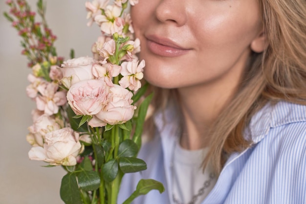 Vrouw met lichtroze bloemen