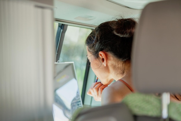 Vrouw met lippenstift in de auto.