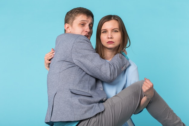 Vrouw met man in haar armen