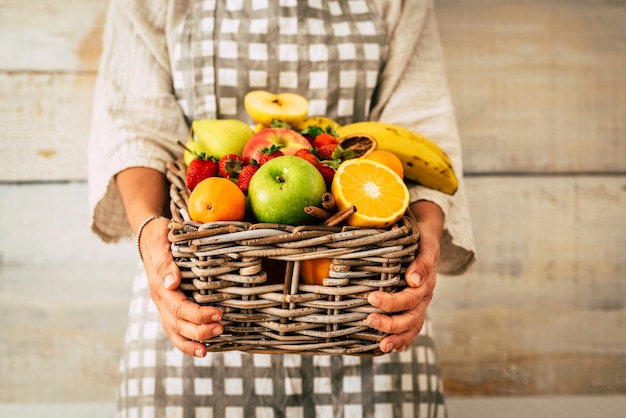 Foto vrouw met mand met vers fruit