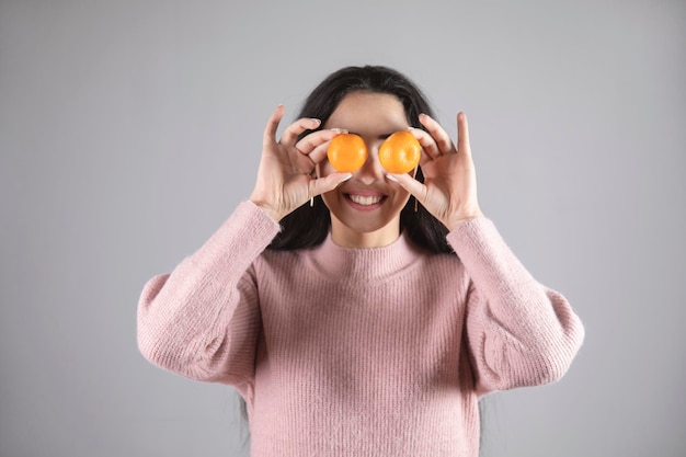 Vrouw met mandarijnen in oog