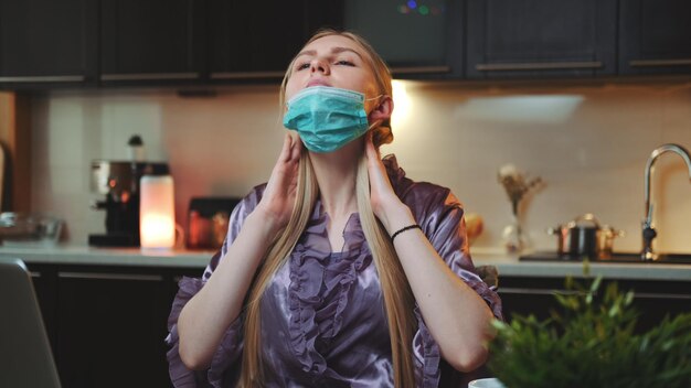 Foto vrouw met masker met gesloten ogen die zich thuis strekt