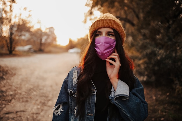 Vrouw met masker staat op straat