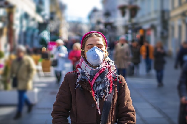 Vrouw met masker terwijl ze in de stad staat