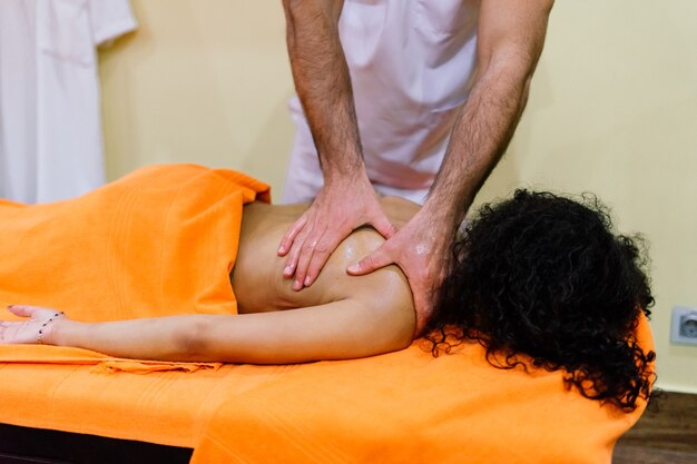 Vrouw met massage van het lichaam in de spa salon. schoonheidsbehandeling concept.