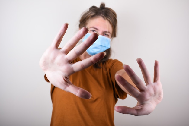 Vrouw met medisch masker thuis